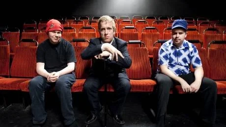 Johan Eriksén, Jerry Hansen och Martin Landström ser fram emot kvällens premiär av Flygande Janson, en egen berättelse om hur en vresig gubbe blir en något bättre människa.