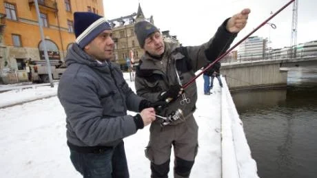 Esam Al Ameri får hjälp av Kenneth Israelsson att trassla upp en lina.