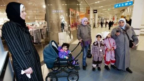 - Det är fint och bra här, vi bor i närheten och här handlar vi all vår mat, sade Teswa Al-Nassar 34 (till vänster) och Wasan Al-Nassar, 10 (i mitten). Instämde gjorde Karima Salman, 58 (till höger).  - Det är vackert här, tycker hon.
