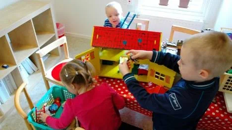 Lek på förskolan Fasetten. Här Arina, Artemi och Simon.