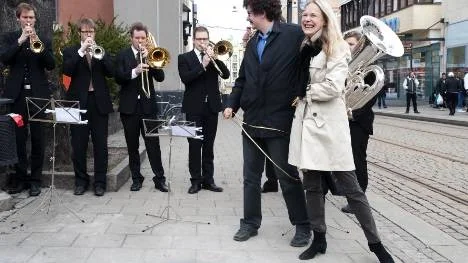 Klart att en del av orkestern var med på ett hörn när 100 års-plattan invigdes. Några musiker ur orkesterns brassektion bjöd på en fanfar efter att kommunalrådet Lars Stjernkvist och Karin Veres, SON:s vd, avtecknat bronsplattan med jubileumsloggan.