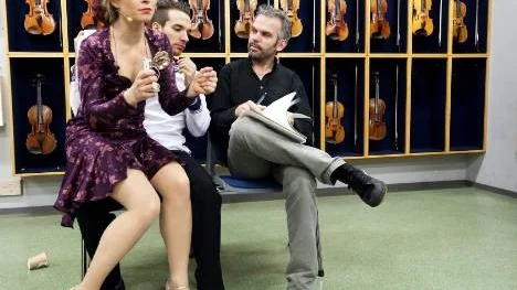 Hanna Lindblad och Bruno Mitsogiannis tillsammans med dirigenten Josef Rhedin.