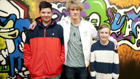 Graffitimålaren Hannes Jämtner tillsammans med sina två medhjälpare på Hultdalsskolan, Emilio Ypsilantis till vänster och Hannes Invers.