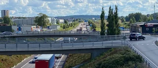 Lastbil och personbil i trafikolycka på rv 50 i Motala