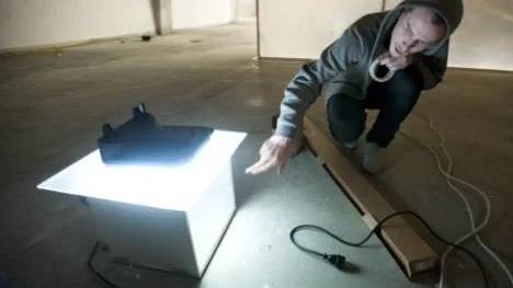 Installationen har inte byggts ihop ännu, men i spegelboxen ska bilder av floritkristall och eroderande granit speglas så att de tycks mötas på en fiktiv plats. "Men allt händer i hjärnan. Sådana är påståendena runt omkring i utställningen" förklrar Thomas Hämén.