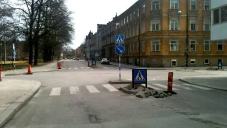 I korsningen Hantverkaregatan/Skepparegatan finns en ny trafikskylt. Den uppmanar alla att stanna, oavsett vilket håll man kommer ifrån.