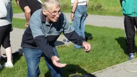 Karl-Axel Larsson från Vånga, har just kastat iväg klotet i caféboulen vid Kimstads församlingshem igår. Foto: Sören Boström
