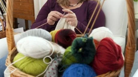 Johanna Wallin är utbildad formgivare. Parallellt med sitt jobb i IT-branschen, driver hon också ett designerföretag, där hon skapar och utvecklar modeller för handstickning.