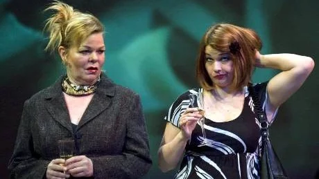 Liselott Lindeborg och Karin Oscarsson skvallrar om vem som är Hugo Bruhs älskarinna just nu.