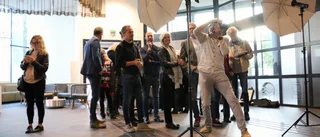 Spelskandalen firades in med bubbel och popcorn – statister fotades på röda mattan
