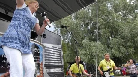 Ann-Christin Hallgren peppar publiken som tar i för fullt i låten "Sommaren är kort".