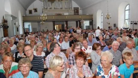 Förväntansfull publik i Sankt Anna kyrka.