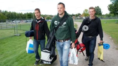 Kompisarna Anders Antonsson, Mattias Nelson och Simon Benktander har precis åkt de 40 milen från Orust och är nu på väg mot campingen.