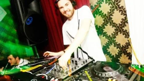 Hugo Kalm har i hård konkurrens med tio andra svenska DJs valts ut att bli den svenska representanten till Ronsons exklusiva spelning i London den 11 maj.