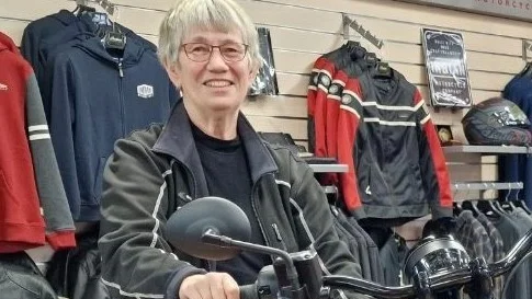 "Med tanke på den svaga kronan så kanske folk håller sig inom landets gränser, och åker mer hoj i stället. Den frihetskänslan man får av att köra motorcykel är oöverträffbar och vi behöver göra sådant som vi mår bra av i dessa tuffa tider", säger Gully Westerberg Nygren. 