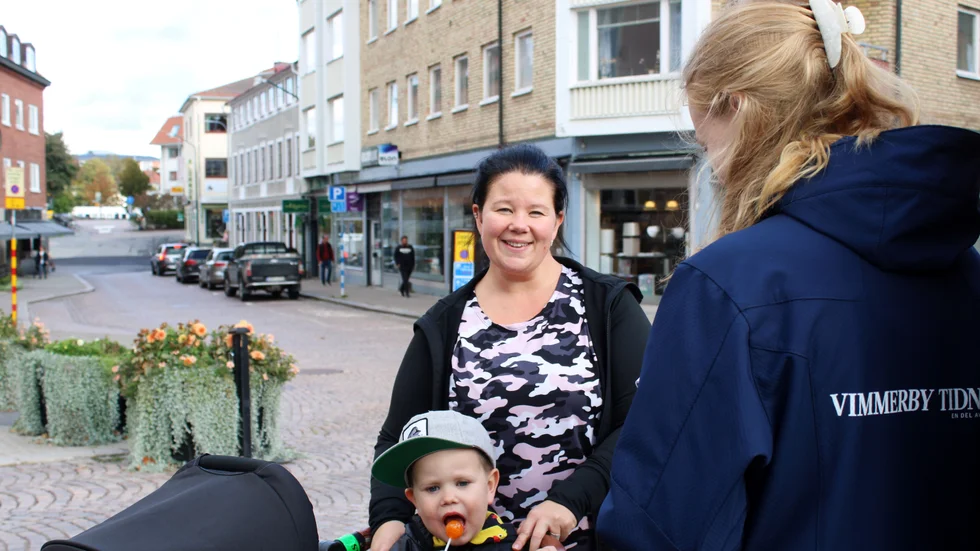 My Kratz, med sonen Milo, säger att hon mer och mer börjat tänka på allt hon gör i hemmet. "Vi tänker på när man tvättar, när man kör diskmaskinen och tar snabbare duschar", säger hon.
