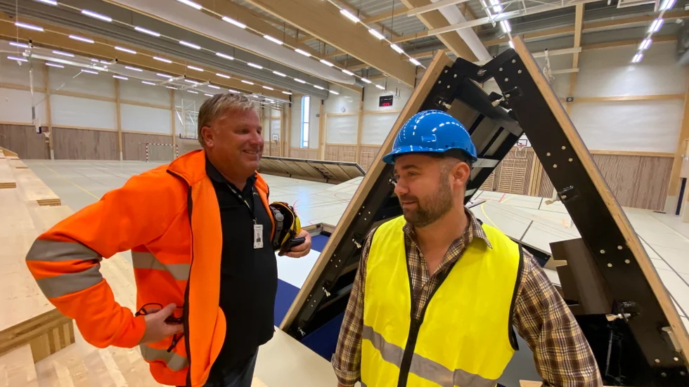 Mikael Ekstam, Mobilbygg, och Martin Markne, Trosa kommun, är stolta över den nya multihallen som kan öppna inom några månader.