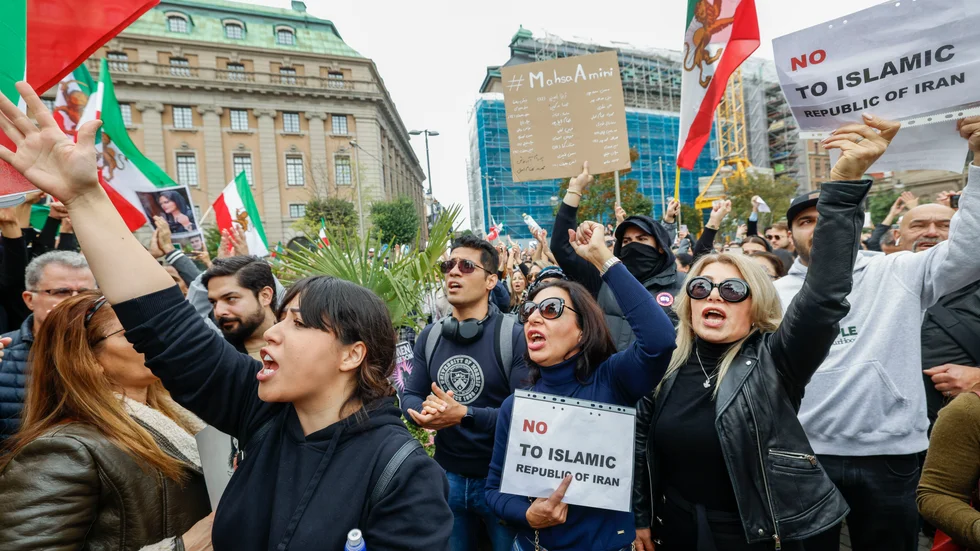 Bild från i höstas av demonstration och marsch med start på Sergels torg till stöd för de folkliga protesterna i Iran.