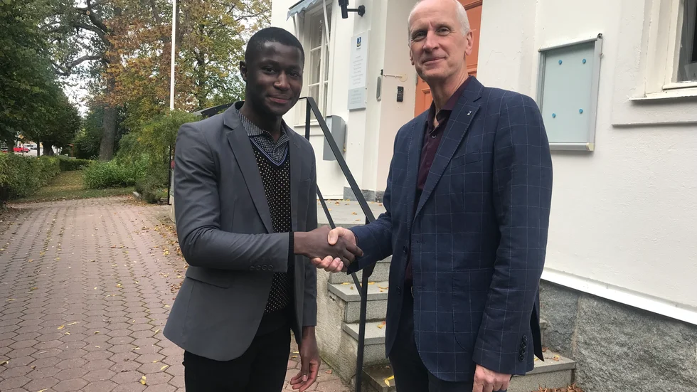 Theophile Mufupa, 20. tillsammans med näringslivschef Jonas Ivervall i Trosa. "Theophile är en fantastiskt driven kille", säger han.