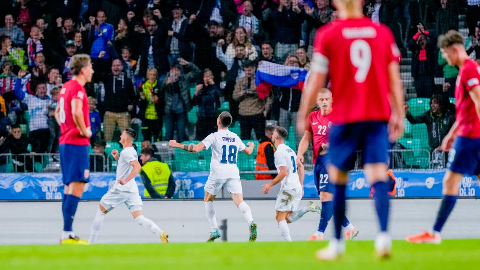 Sloveniens Benjamin Sesko jublar efter att ha avgjort hemmamötet med Norge.