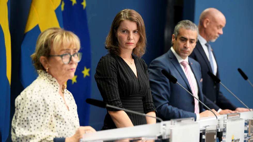 Från vänster: Beatrice Ask, landshövding i Södermanlands län, civilminister Ida Karkiainen, energi- och digitaliseringsminister Khashayar Farmanbar och Robert Andrén, Energimyndighetens generaldirektör, vid en pressträff om vad myndigheterna ska vidta för energisparande åtgärder.
