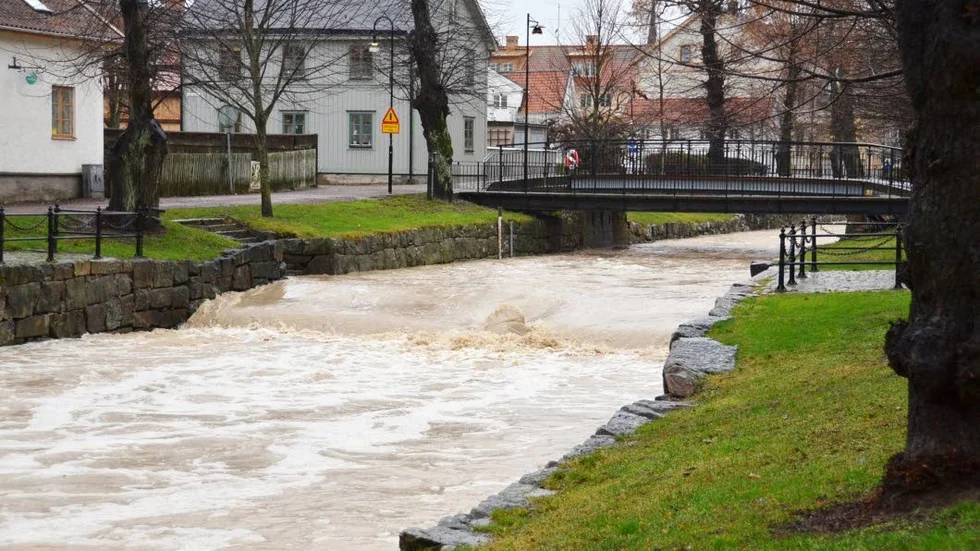 Här den enda bilbron över ån i centrala Söderköping.