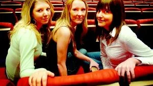 Foto: MATILDA AHL Emelie Friberg, Matilda Lyngell och Jennie Axelsson är krafterna bakom UF Poppa mej, som vill ge biobesökarna popcorn till filmstudions visningar.