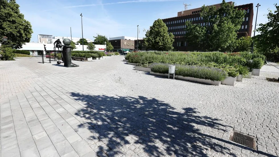 Hörsalsparken. Har sedan renoveringen blivit en populär plats i innerstaden och är numera en grönskande oas i innerstaden med vatten, sten och grönska.