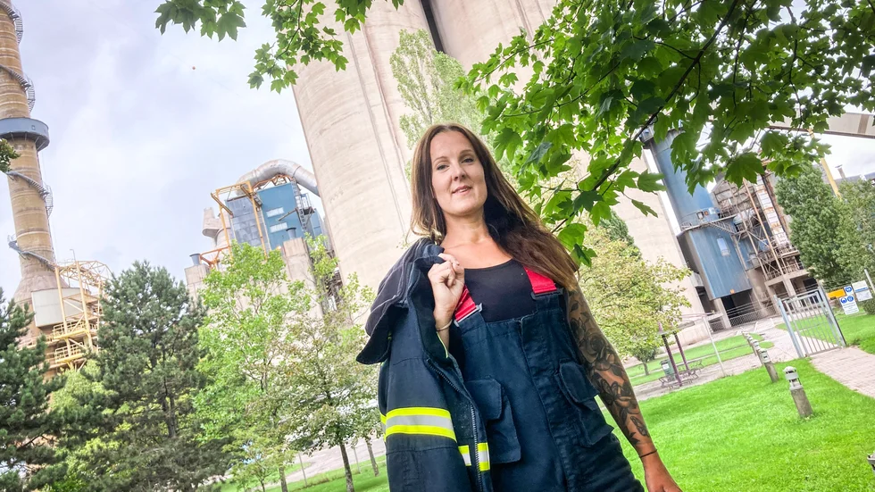 Sofie Larsson är arbetsledare på Cementa i Slite och dessutom stationschef för deltidsbrandkåren i Slite. På tisdagen är det "Brandman på jobbet"-dagen då deltidare uppmuntras att bära brandutstyrsel på sitt ordinarie jobb.