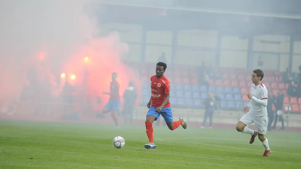 Bissarna befarade att Hammarbyfansen skulle bränna av pyroteknik under cupmötet i torsdag. Av det blev i stort sett inget. Däremot dök en röststark klack från Södertälje upp på söndagen och tände bengaliska eldar. Matchen fick avbrytas under några minuter så röken kunde skingras.