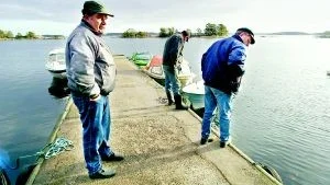 Foto: ANDERS STEINER Bryggan i Strandbo faller sönder, därför vill Tony Ohlsson och andra skärgårdsbor att bryggan repareras.
