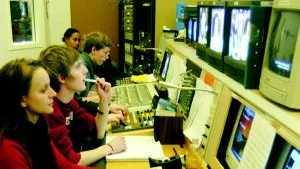 In i det sista filade eleverna på personporträtten. Så det är verkligen fråga om premiärvisning när de läggs ut i sändningen i kväll. Här redigerar Emelie Kjellgren, Fjärås, och Claes Nyström, Haninge,  filmen Toner från ovan.