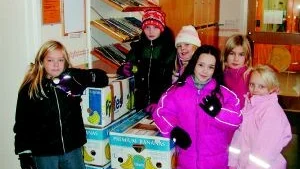 Elinor, Anton, Maria, Elinor, Malin och Moa är några av barnen som varit med och fylla kartonger med julpaket.
