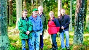 På plats i den skog som ska avverkas för att finansiera den ökade skogsarealen i Lixtorp. Fr.v: Den nye ägaren Bengt Andersson tillsammans med föräldrarna Henry och Maj-Britt Andersson, i mitten Bo Jonsson från Tjustbygdens sparbank längst till höger Johan Samuelsson från LRF Konsult.