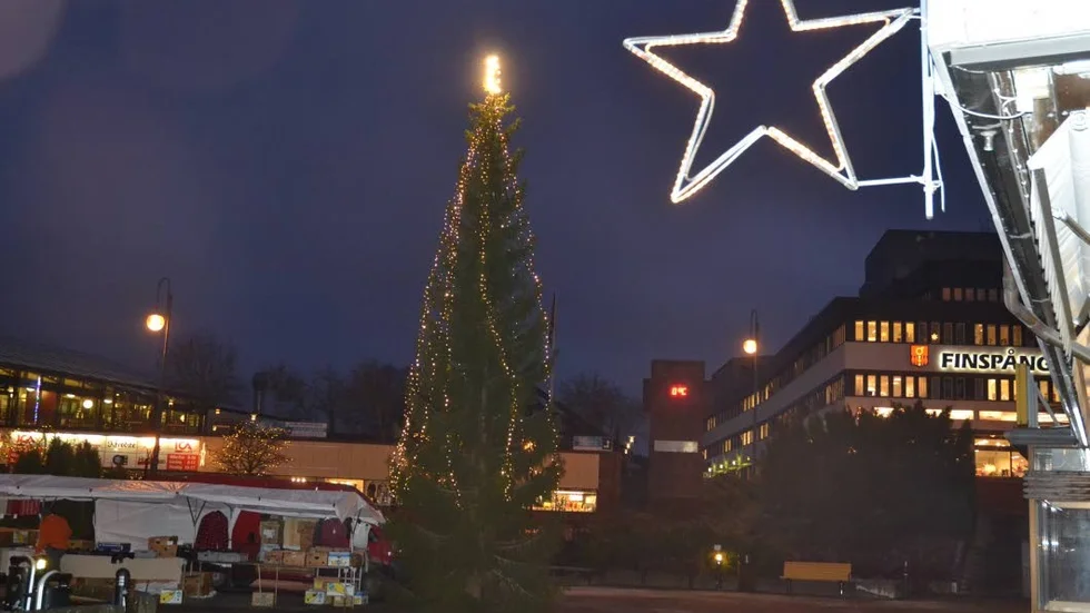 Nyhemsgranen. På Bergslagstorget står kommunens största julgran, hämtad från Nyhem, och lyser verkligen upp fint i vintermörkret.