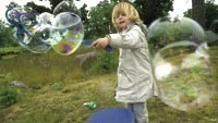 Fy bubblan. Alicia Lundberg, 3,5 år, förvandlar såpan till jättebubblor.
Foto:  MAGNUS GLANS