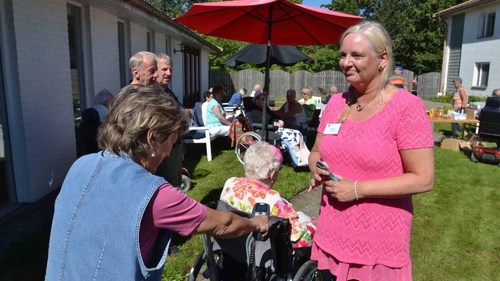 Hälsade välkommen. Enhetschefen Tåwe Henriksson på Berggården i Rejmyre, hälsade alla välkomna till Berggårdsdagen.