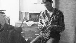 Tore Lundgren på Väderskär fotograferades 1951 av Nils Nilsson när han byggde skötar.