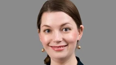 Marta Obminska (M) skriver tillsammans med Fredrik Ahlstedt (M).