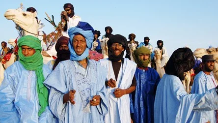 Bilden fÃ¶restÃ¤ller en grupp tuareger som uppmÃ¤rksamt fÃ¶ljer en kamelkapplÃ¶pning. Jag tog bilden nÃ¤r jag besÃ¶kte musikfestivalen utanfÃ¶r Timbuktu 2006.