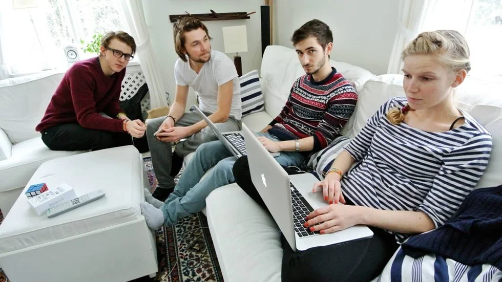 BRED BAKGRUND. Skåningen Didrik Persson, Vitali Poluzhnikov, Ryssland, Vivien Cormier och Léa Taloc, Frankrike  och därtill en spanjor samarbetar som app-utvecklare.