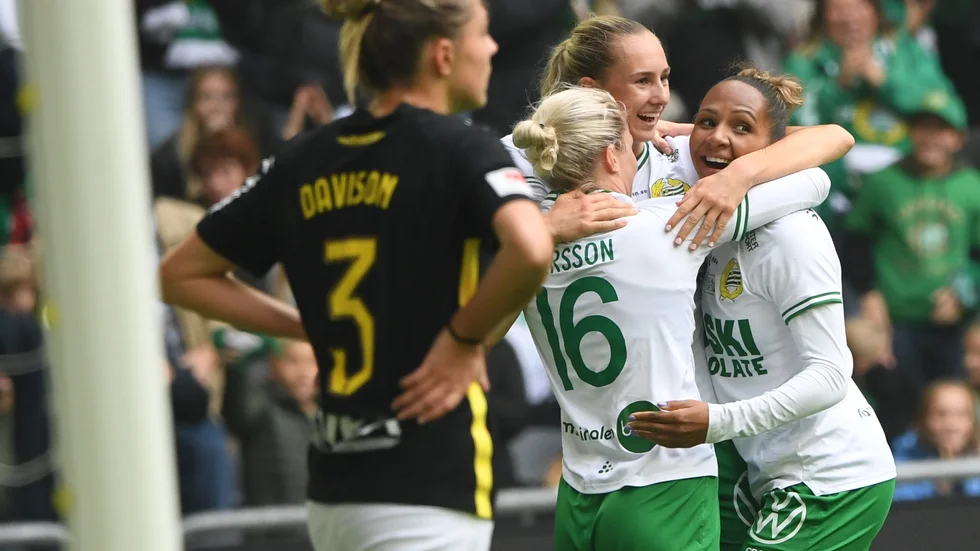 Madelen Janogy, till höger, mot AIK i rekordmatchen i fjol. 2022 siktar Hammarby högre – mot toppen av tabellen. Arkivbild.
