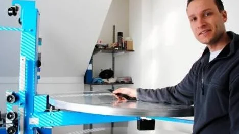 Ronnie Andersson vid "tallrikarna" där de analoga filmerna rullades, utrustning som nu ska bytas ut mot den digitala.