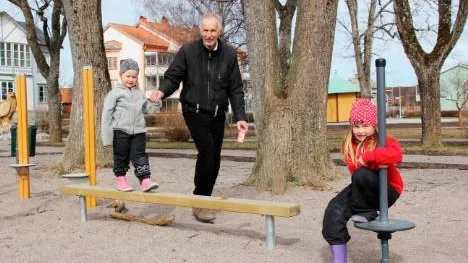 Många småbarnsföräldrar undrar ifall lekplatsen på Sjötorget ska utvecklas mer i samband med förnyelsen av torget.