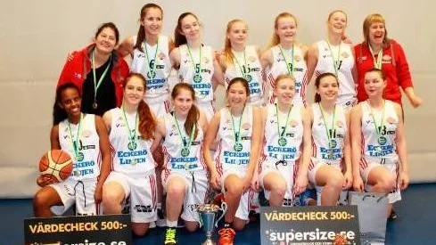 Uppsalas guldtjejer. Övre fr v: Claudia Abrami (coach), Helen Prskalo, Maria Suarez Custodio, L
innea Carlsson, Emma Stålberg, Louise Skyttevall, Sonja Entzenberg (coach)
Nedre från vänster: Milen Hagos, Sofia Lövgren, 
Ester Abrami, Vilma Aldén, Mina Moberg och Lovisa Lindberg. Foto: Läsarbild