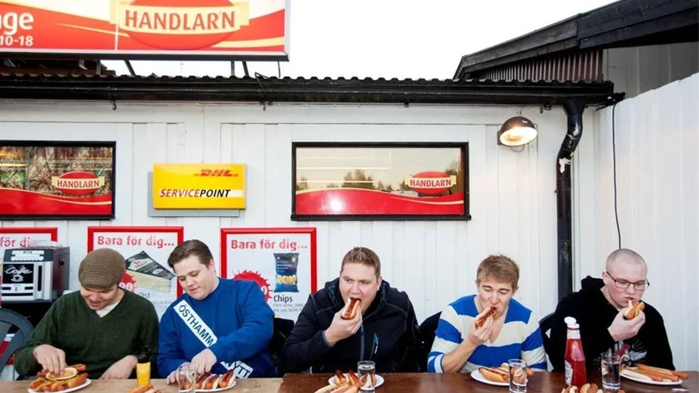 Proppmätt. Den 17 november ordnade en lokal handlare i Gimo en tävling där det gick ut på att äta så mycket korv som möjligt på 20 minuter.