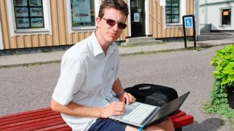 På grund av internetavbrottet på Tvärnö måste Björn Tibell ta sig till mer tätbefolkade trakter varje gång han behöver koppla upp sig.