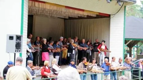 Spelmansstämma vid Ottarshägen startade med allspel som ledde av Sonia Sahlström *** Local Caption *** Spelmansstämma vid Ottarshägen startade med allspel som ledde av Sonia Sahlström