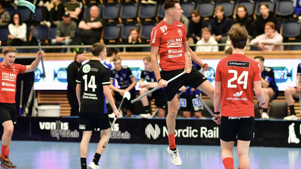 Storvretas Johannes Rönnmark hoppar av gläjde efter sitt 3–1-mål mot Sirius inför storpublik i IFU Arena.