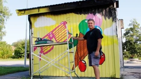 Tomas Butcho Bergkvist vid den vandaliserade busskuren.